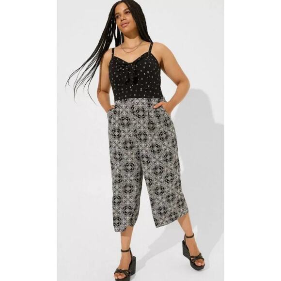 Torrid Tie Front Culotte Jumpsuit Smocked Stretch Pull On Black White Floral 1X - Picture 1 of 14